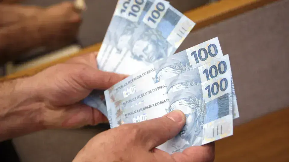 Salário médio aumenta para R$ 3.722, recorde na história do Brasil