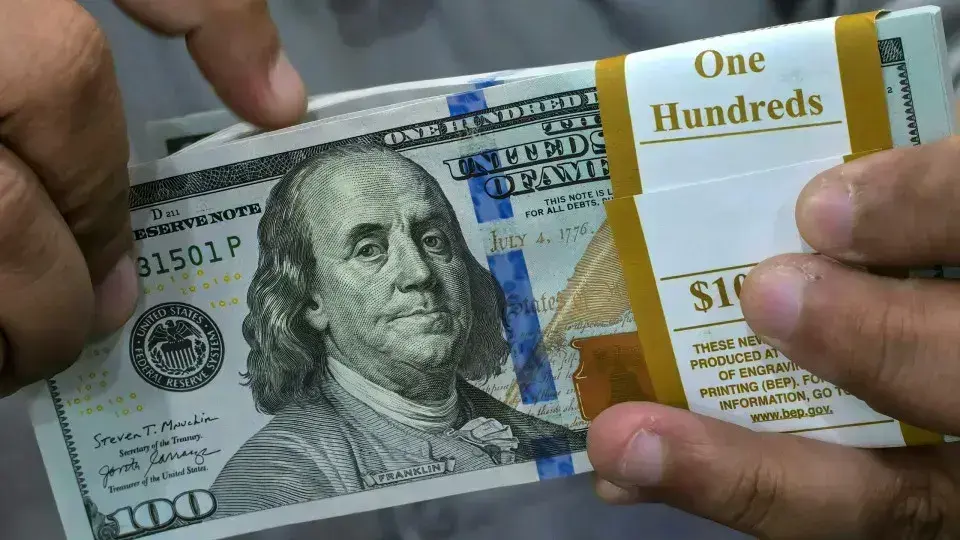Dólar cai para R$ 4,92 enquanto Bolsa avança após ata do Copom