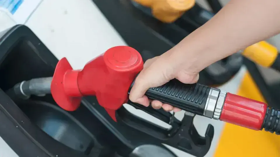 Governo apresenta subsídio para segurar preço da gasolina e diesel